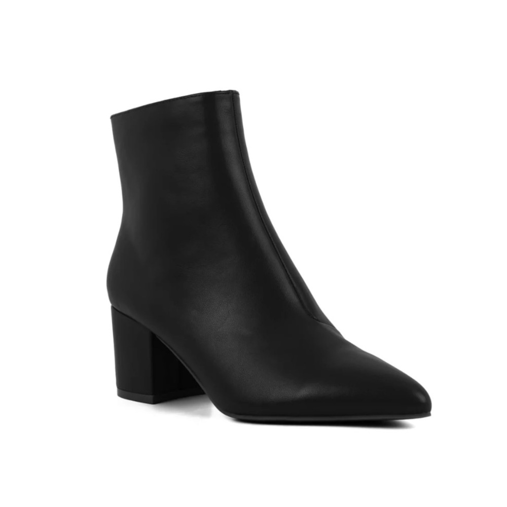 Black pointed toe boots